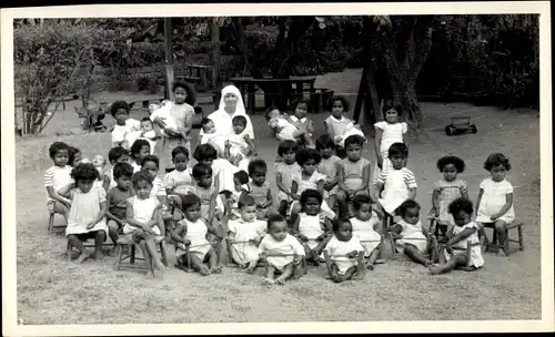 Foto Afrika, Kinder und Geistliche, Nonne, Gruppenbild, Mission