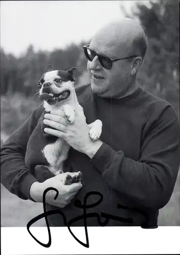 Ak Schauspieler Gert Haucke mit Hund, Autogramm