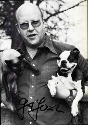 Ak Schauspieler Gert Haucke mit Hund und Katze, Autogramm