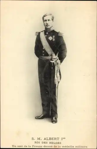 Ak Albeert 1er, Roi des Belgies, König Albert I. von Belgien, Standportrait in Uniform