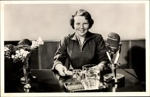 Ak Prinzessin Beatrix der Niederlande, tijdens haar dankrede, Studio Hilversum 1956