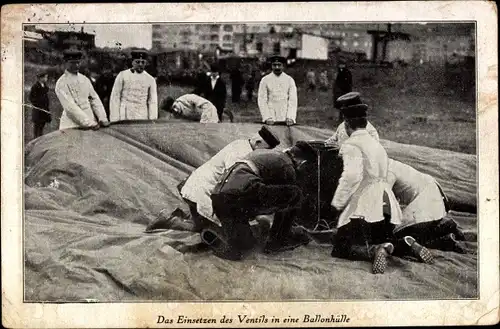 Ak Einsetzen des Ventils in eine Ballonhülle, Deutsche Soldaten in Uniformen, I WK