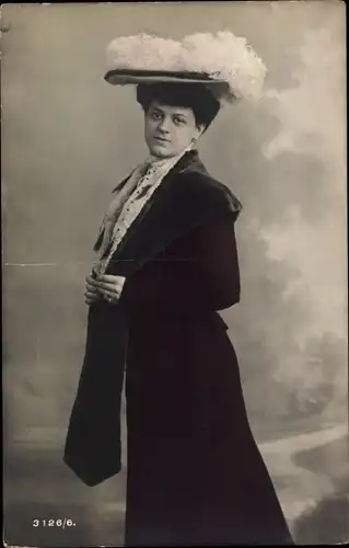 Ak Standportrait einer Frau mit Federhut und Mantel