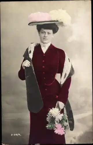 Ak Standportrait einer Frau mit Federhut und Mantel