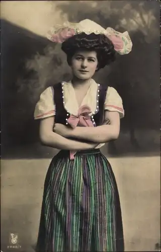 Ak Standportrait einer Frau mit Hut