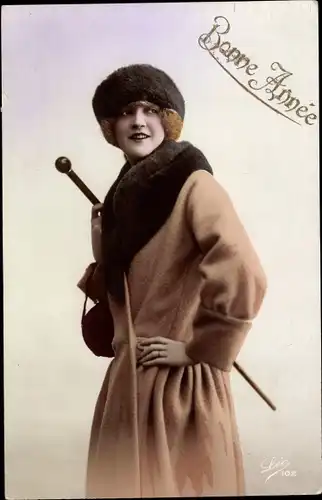 Ak Glückwunsch Neujahr, Frau in beigem Mantel mit Wintermütze