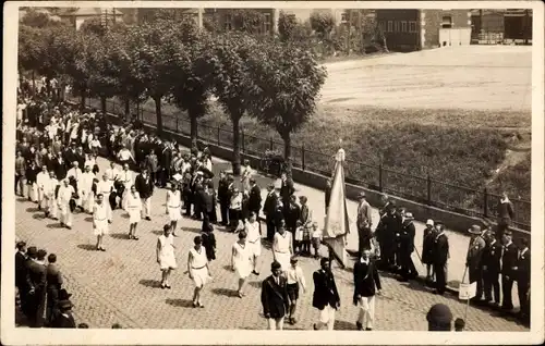 Foto Ak Neunkirchen bei Bitburg?, Festzug