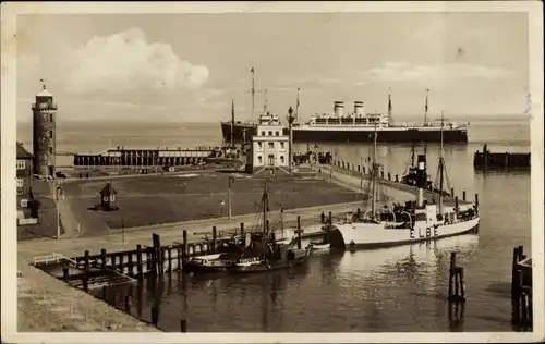 Ak Nordseebad Cuxhaven, HAPAG Schnelldampfer passiert die Alte Liebe, Feuerschiff Elbe