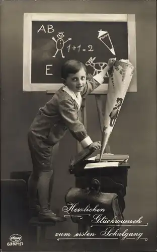 Ak Glückwunsch Einschulung, Junge mit Schulranzen und Zuckertüte, Schreibpult, Tafel