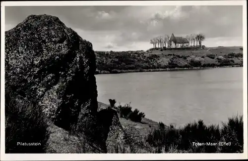 Ak Schalkenmehren in der Eifel, Weinfelder Maar, Totenmaar, Pilatusstein