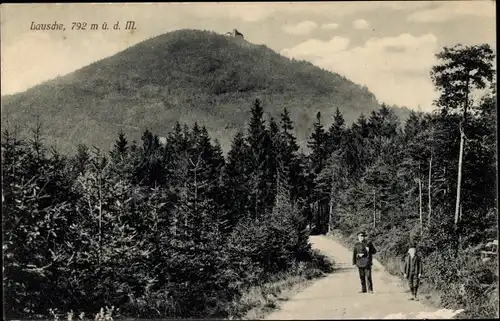 Ak Waltersdorf Großschönau Oberlausitz, Lausche, Waldweg, Wanderer