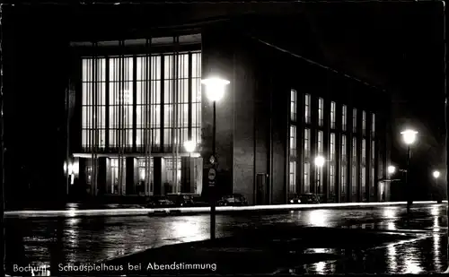 Ak Bochum im Ruhrgebiet, Schauspielhaus bei Abendstimmung, Nachtbeleuchtung