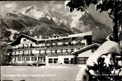 Ak Garmisch Partenkirchen in Oberbayern, Garmischer Hof gegen Zugspitze, Winter