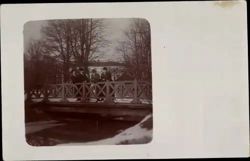 Foto Ak Dresden, Herren auf Brücke