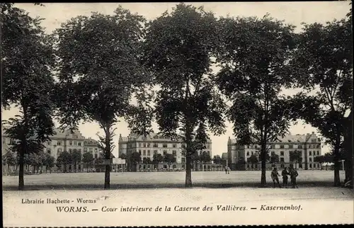 Ak Worms, Caserne des Vallières, Kaserne, Innenhof