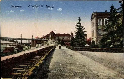 Ak Segedin Szeged Ungarn, Tiszaparti, korzo, Promenade am Wasser, Brücke, Sitzbänke