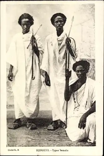 Ak Dschibuti, Types Somalis, Männer in weißen Gewändern, Speere