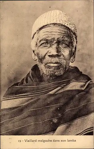 Ak Vieillard malgache dans son lamba, Madagasse, Portrait
