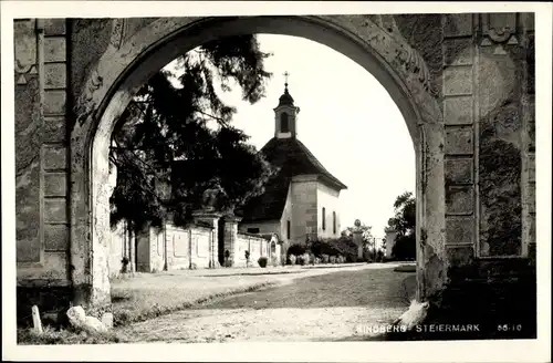 Ak Kindberg in der Steiermark, Blick durch Tor auf Kapelle