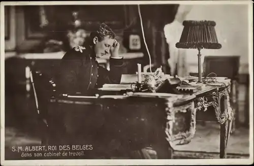Ak König Albert I. von Belgien am Schreibtisch, Portrait