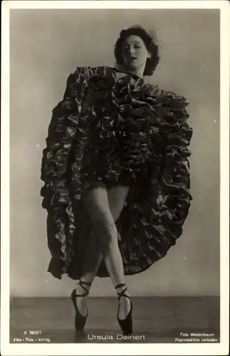 Ak Schauspielerin Ursula Deinert, Tanzpose, erhobener Rock