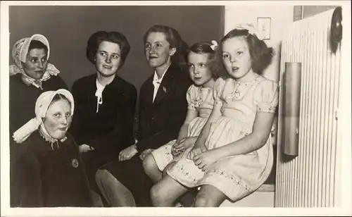 Ak Prinzessin Beatrix der Niederlande, Prinzessin Irene, Twentsche gasten, Soestdijk 1947