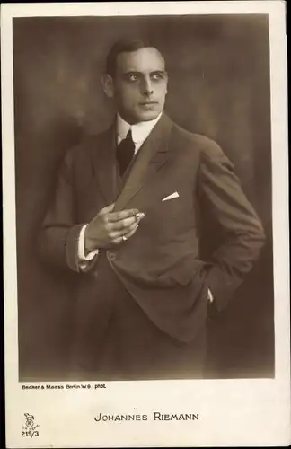 Ak Schauspieler Johannes Riemann, Anzug, Zigarette