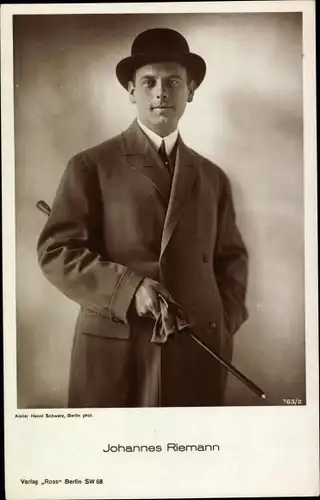 Ak Schauspieler Johannes Riemann, Mantel, Melone, Ross 763/2