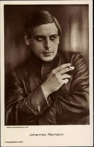 Ak Schauspieler Johannes Riemann, Portrait mit Zigarette