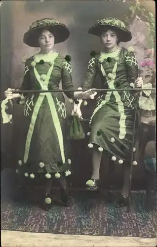 Ak Zwei Frauen in grünen Kleidern, Hüte
