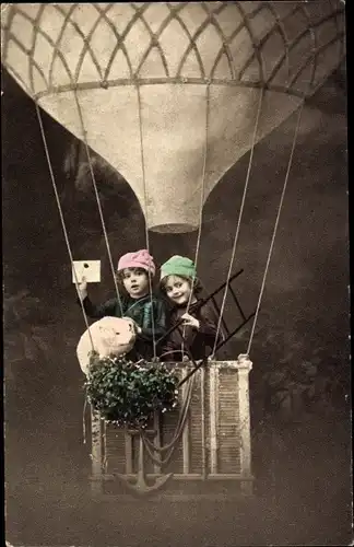Ak Kinder als Schornsteinfeger im Heißluftballon, Schwein