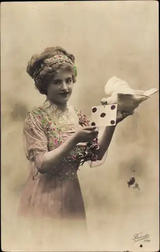 Ak Portrait einer blonden Frau mit Brief und Taube