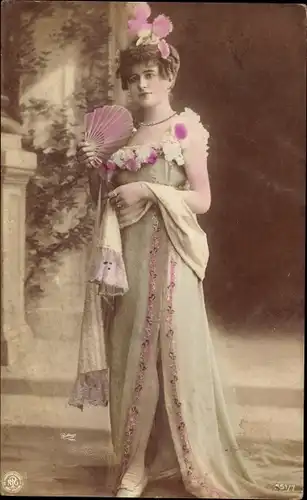 Ak Elegante Dame mit Fächer, Portrait