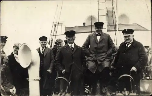 Foto Ak Besatzung eines Schiffs der Handelsmarine an Deck