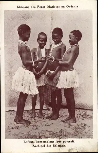 Ak Salomon Inseln, Enfants contemplant leur portrait