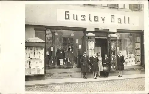 Foto Ak Herrenberg in Württemberg, Handlung von Gustav Gall, Schaufenster, Frauen