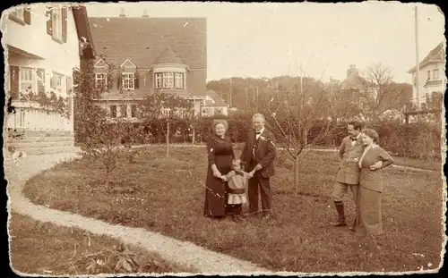 Foto Ak Böblingen in Württemberg, Personen in einem Garten