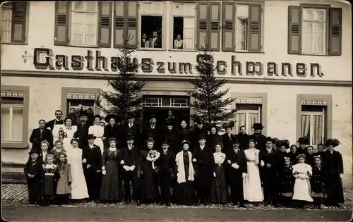 Foto Ak Murrhardt in Württemberg, Gasthaus zum Schwanen, Menschengruppe