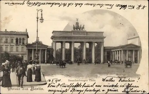 Ak Berlin Mitte, Brandenburger Tor, Passanten, Kutschen