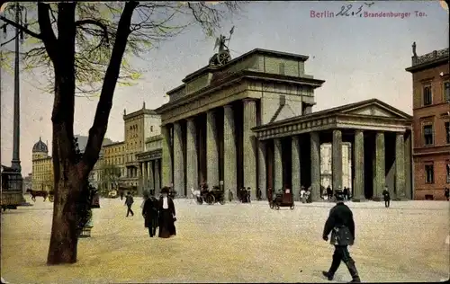 Ak Berlin Mitte, Brandenburger Tor, Polizist, Passanten