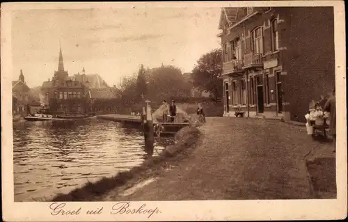 Ak Boskoop Alphen aan den Rijn Südholland Niederlande, Flusspartie, Wohnhäuser, Passanten