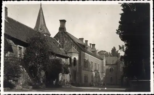 Foto Ak Ilsenburg im Harz, Kirche, Häuserfront