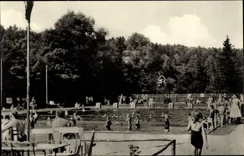 Ak Schönau vor dem Walde in Thüringen, Waldschwimmbad mit Badegästen