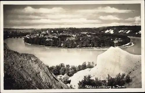 Ak Wasserburg am Inn in Oberbayern, Blick vom Hügel auf eine Fluss-Schleife