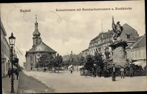 Ak Rastatt im Schwarzwald, Kaiserstraße mit Bernhardsbrunnen und Stadtkirche