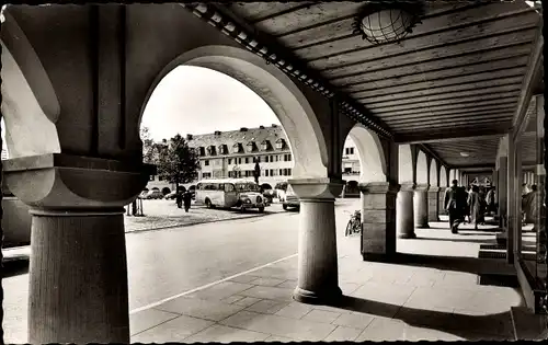 Ak Freudenstadt im Nordschwarzwald, am Marktplatz, Arkaden, Bus