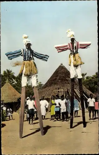 Ak L'Afrique en Couleurs, Les Echassiers de Man, Männer gehen auf Stelzen