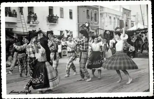 Foto Ak Portugal, Tanzende Personen in Volkstrachten