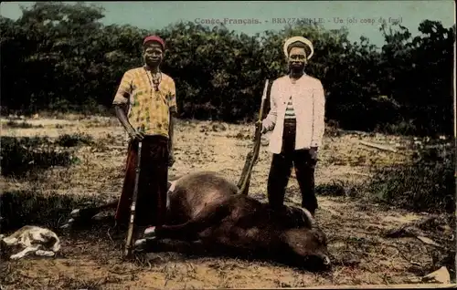 Ak Brazzaville Französisch Kongo, Männer mit erlegtem Büffel