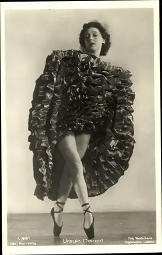 Ak Schauspielerin Ursula Deinert, Tanzpose, erhobener Rock